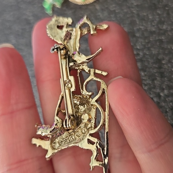 2 Gerrys signed christmas sleigh and ornament pin - Picture 4 of 5